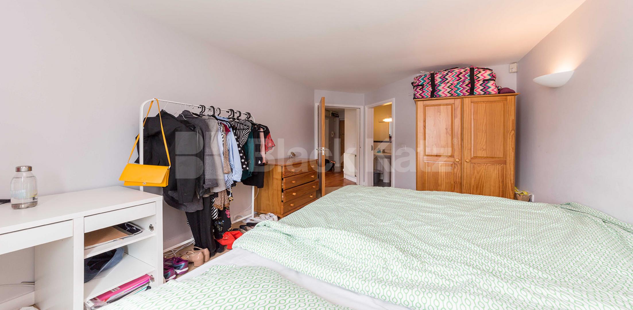 			TWO BED , TWO BATH MINUTES TO TUBE!, 2 Bedroom, 1 bath, 1 reception Flat			 Aran Mews, CALEDONIAN ROAD-BARNSBURY